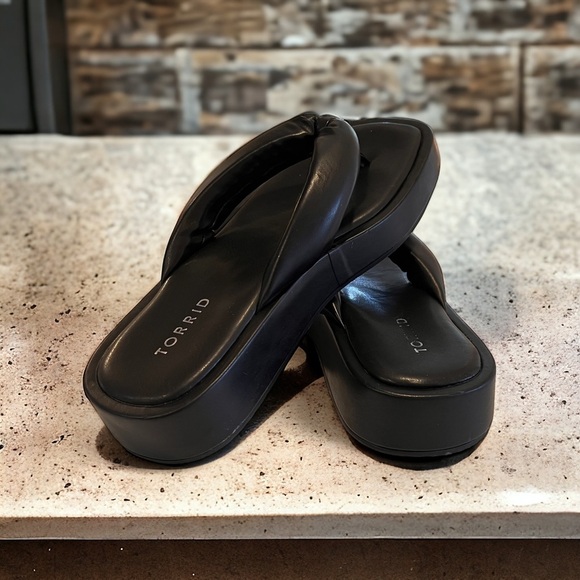 Torrid Super Comfy Black Thong Sandals Size8.5WW - Picture 8 of 10